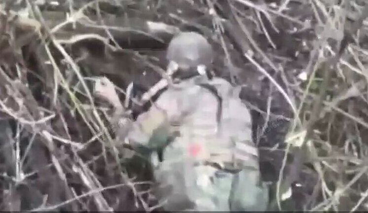 Russian man cuts his arm veins with knife on battlefield. VIDEO