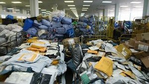 Порошенко одобрил ограничение количества посылок в одни руки