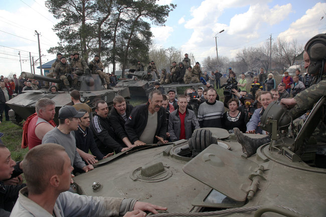 Військовий фотограф Анатолій Степанов: Авдіївка. Лежить пенсіонер, мертвий, придавлений плитою. Дядько Коля всю війну пережив, а тут братики постаралися 20