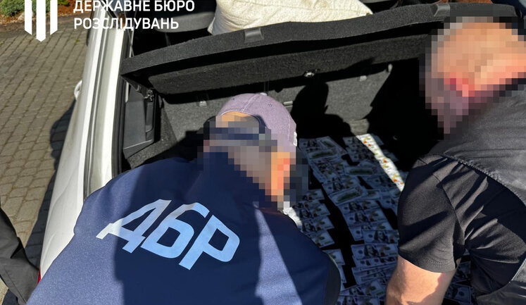 Посадовець з Рівненщини вимагав побори з правоохоронців, які хотіли уникнути служби у "гарячих точках" фронту, - ДБР