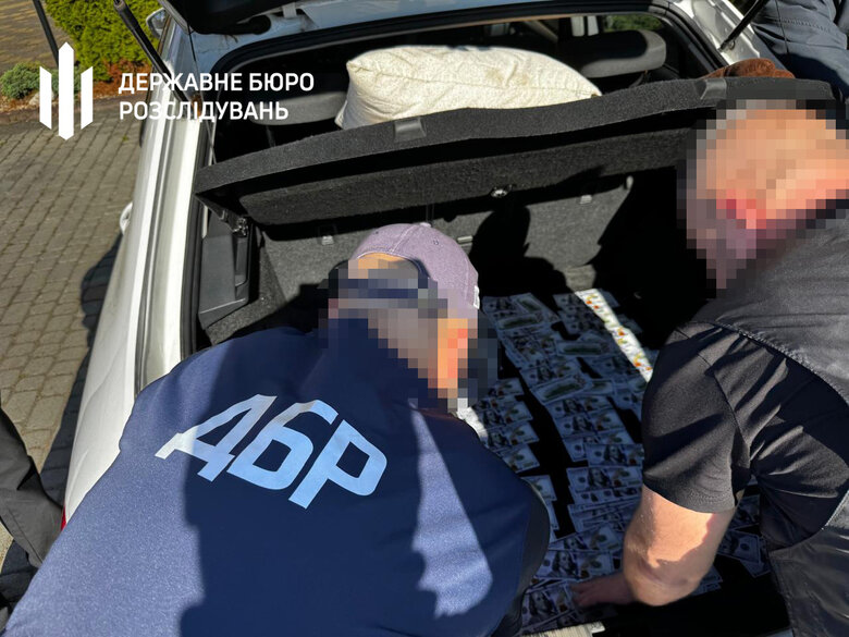 Customs officer in Zakarpattia detained for attempting to smuggle draft dodgers abroad