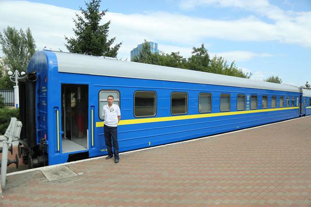 Укрзалізниця показала пасажирський вагон після капремонту й озвучила вартість робіт 02