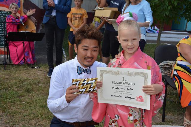 Mitten of peace: Japanese artist together with children from occupied territories made mural in Mariupol 04