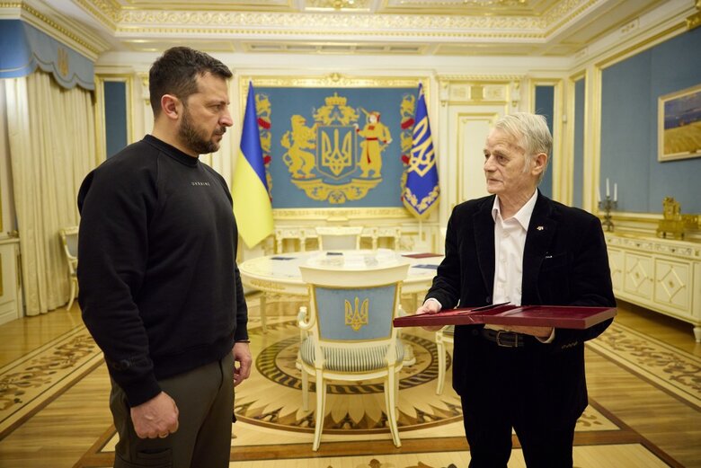 Зеленский присвоил лидеру крымскотатарского народа Джемилеву звание Героя Украины 01