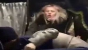 "На сраку собі її надягни! Я не казала, що я боліла, пані!.. Шо?! Я не бл#дюга! Чого ти мене так обзиваєш?!" - две женщины устроили драку в автобусе "Ковель-Луцк" из-за маски. ВИДЕО