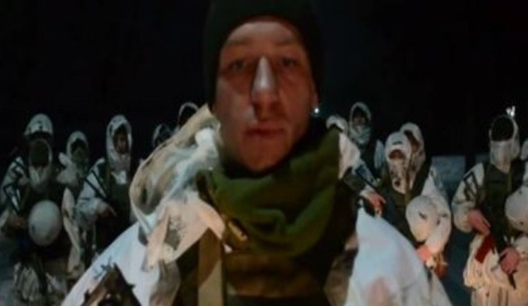 "Готовий понести покарання", - десантник вибачився за схожий на знак танкової дивізії СС "Мертва голова" шеврон на фото з Порошенком. ВIДЕО