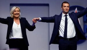 На митинге во Франции в пророссийского политика бросили яйцом в голову