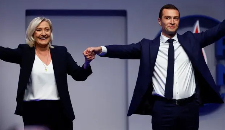 На митинге во Франции в пророссийского политика бросили яйцом в голову