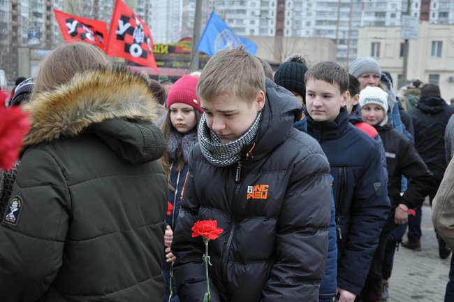 Учасники АТО та мешканці Києва поклали на Троєщині квіти до памятника Воїну-добровольцю 42