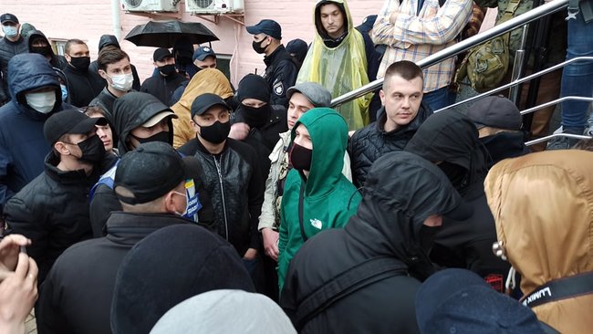 Титушки сорвали развернутый под судом баннер Стус чекає. Медведчук під арешт!, произошла потасовка 22 Титушки сорвали развернутый под судом баннер Стус чекає. Медведчук під арешт!, произошла потасовка 22