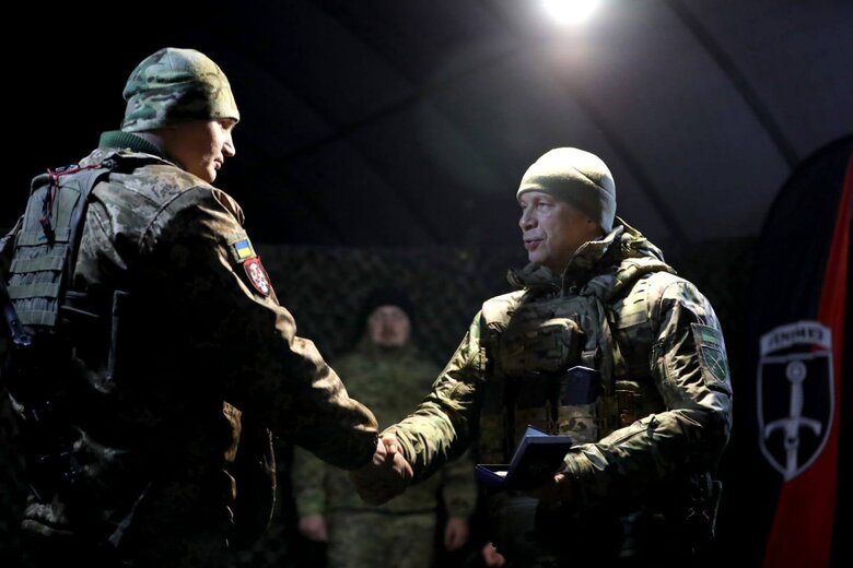 Сирський на Донеччині нагородив українських піхотинців і десантників