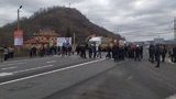 Тарифные протесты в Украине: на выезде из Мукачево люди перекрыли трассу Киев-Чоп. ВИДЕО+ФОТОрепортаж