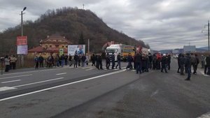 Тарифні протести в Україні: на виїзді з Мукачева люди перекрили трасу Київ-Чоп. ВІДЕО+ФОТОрепортаж