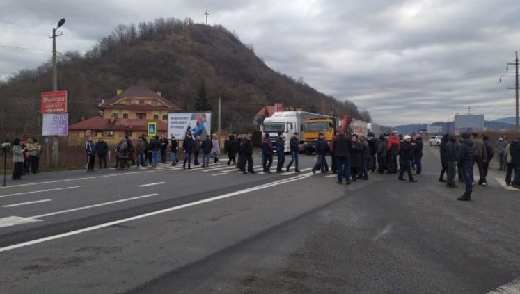 Тарифні протести в Україні: на виїзді з Мукачева люди перекрили трасу Київ-Чоп. ВІДЕО+ФОТОрепортаж