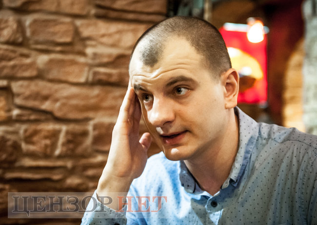 Лідер С14 Євген Карась: Багато хто з активістів боявся їхати до Крисіна додому. Ще до Майдану він убив свого особистого охоронця. Це справжній чорт 05
