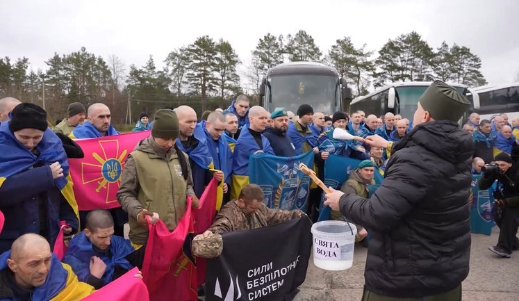 Відбувся обмін полоненими: визволено 175 військових та семеро цивільних, - Зеленський. ВІДЕО+ФОТОрепортаж