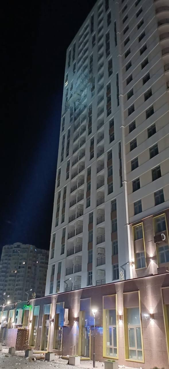 Масований удар по Одесі: влучання у будинки