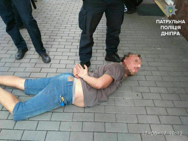 У Дніпрі невідомі блокували приміщення будівлі поліції 02