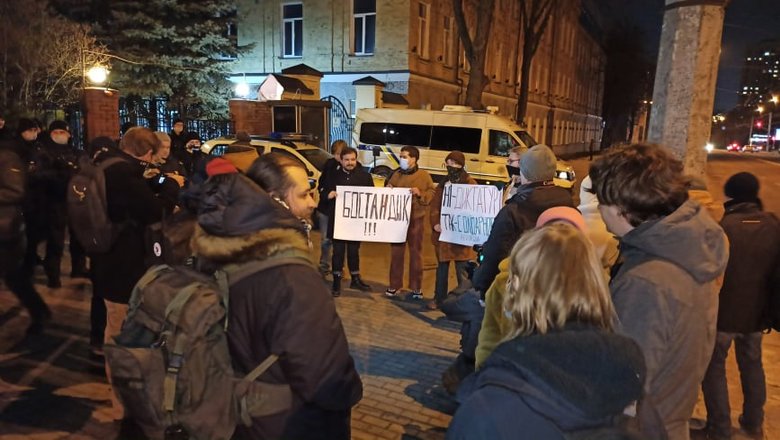 Украинцы у посольства Казахстана выразили поддержку протестующим 13