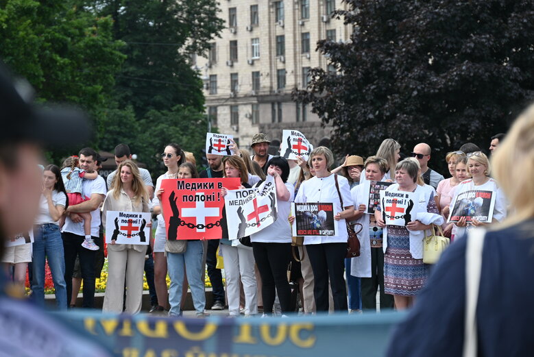 Акція на підтримку полонених військових медиків відбулася на Майдані Незалежності 16