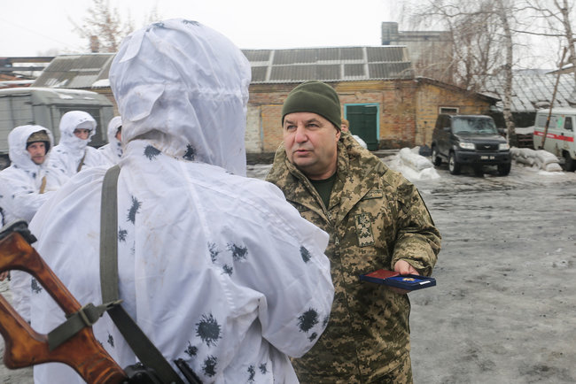 Полторак в зоне ООС вручил ведомственные награды и ценные подарки бойцам 58-й ОМПБр 04