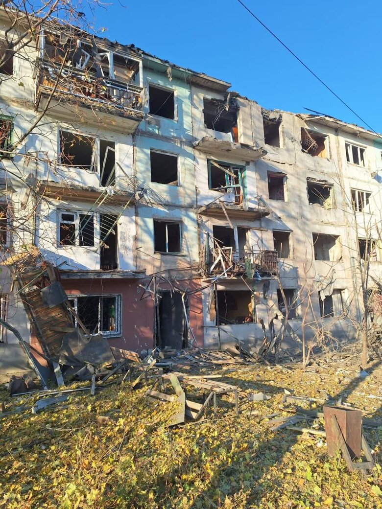Через російський обстріл у будівлі повилітали вікна