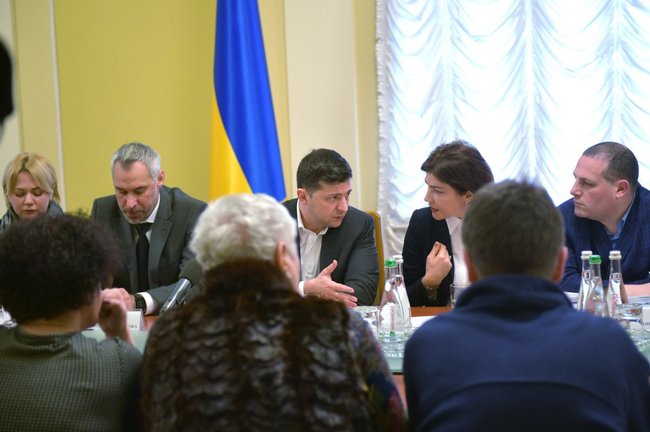 Зеленський, Рябошапка і Венедіктова обговорили з родинами героїв Небесної Сотні розслідування злочинів на Майдані 05