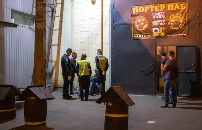 Пьяный дебошир стрелял в потолок в киевском пабе 02