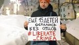 Активісти в Москві влаштували флешмоб на підтримку затриманих 17 лютого в окупованому Криму. ФОТО