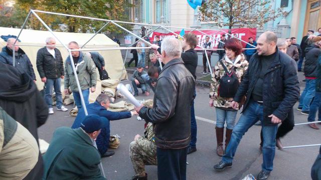 Активісти встановили 14 наметів під Радою (оновлено) 08