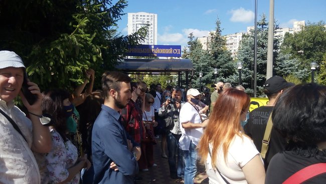 Суд продолжил рассмотрение иска Медведчука о запрете продажи книги о Стусе: под зданием суда проходит акция протеста 05