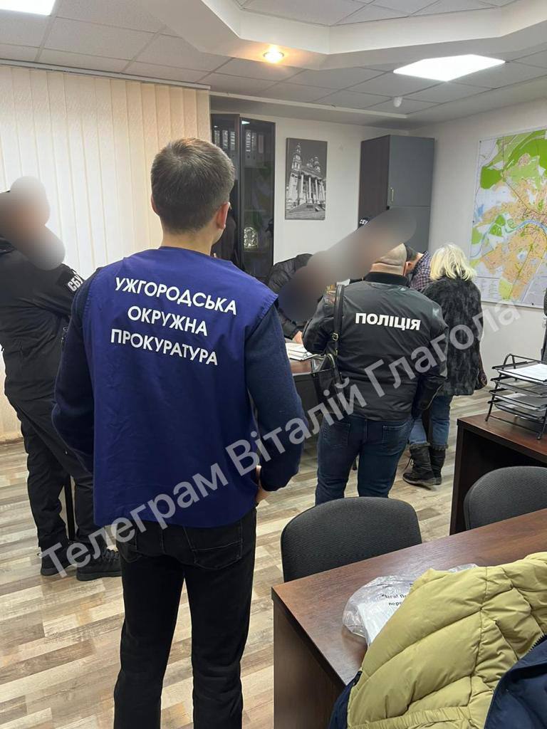В Ужгородській міській раді правоохоронці проводять обшуки, - журналіст Глагола 01