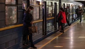 В новогоднюю ночь транспорт в Киеве будет работать на два часа дольше, а фуникулер - круглосуточно, - КГГА