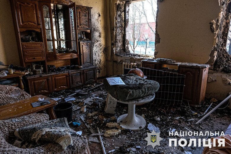 Последствия ракетных ударов РФ по Курахово: повреждены многоквартирные дома и учебное заведение 05
