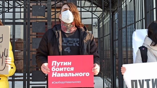 Путин боится Навального, - под посольство РФ в Киеве принесли трусы и туалетный ершик 05