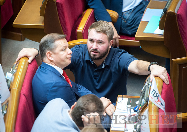 Лозовий, ставши навпочіпки, спантеличив Ляшка, емоційна суперечка Червакової і Карпунцова і порожній сесійний зал, - день роботи ВР 22 червня 01