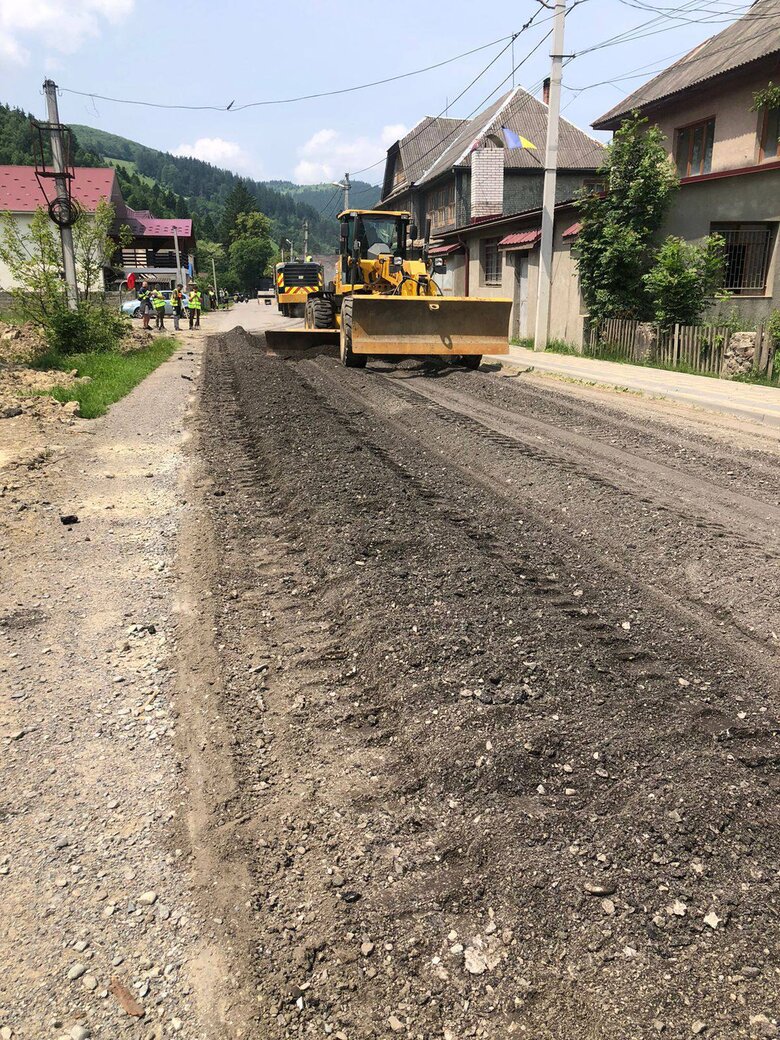 На Закарпатті відновлюють дорогу під Говерлою