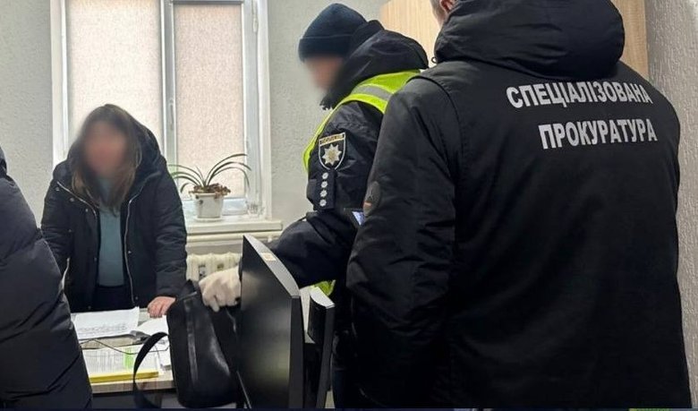 посадовиця ТЦК вимагала гроші у матері загиблого воїна