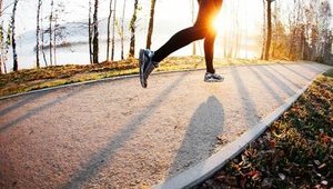 Можно бегать по одному или по двое, выходить на прогулку на полчаса, - министр спорта Гутцайт рассказал, как тренироваться на карантине