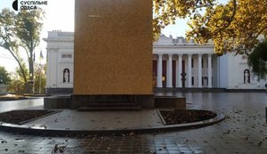 Пам’ятник Пушкіну в Одесі закрили дерев’яними плитами. ФОТО