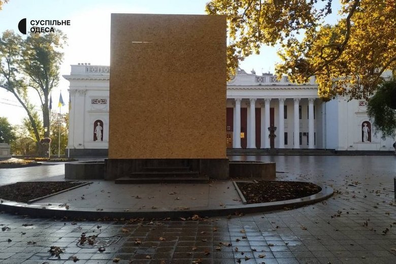 Пам'ятник Пушкіну в Одеси закрили плитами