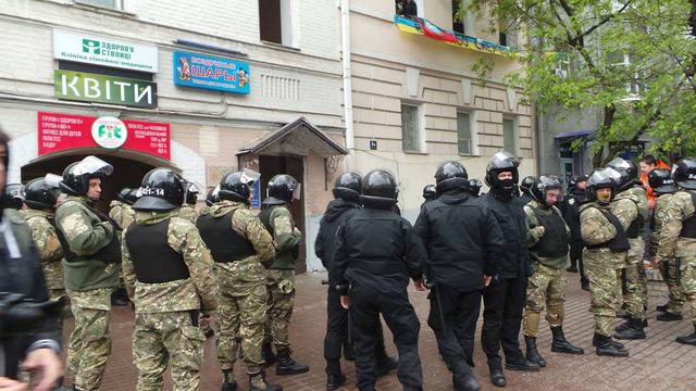 Полиция заблокировала офис ОУН в Киеве 06