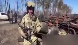 "Я украинский еврей, а вот бурятский танкист, приехавший меня денацифицировать", - украинский боец возле убитых врагов. ВИДЕО