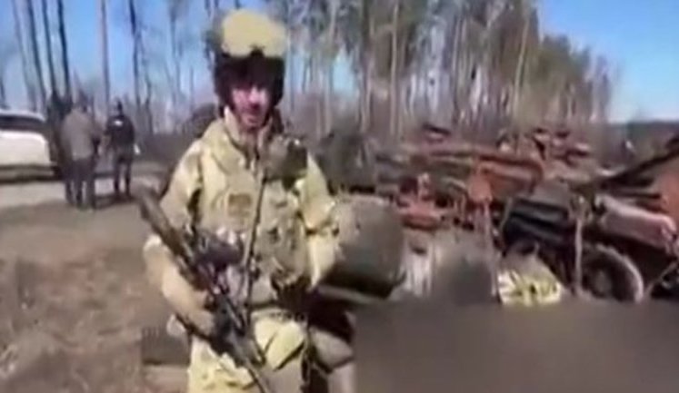 "Я украинский еврей, а вот бурятский танкист, приехавший меня денацифицировать", - украинский боец возле убитых врагов. ВИДЕО