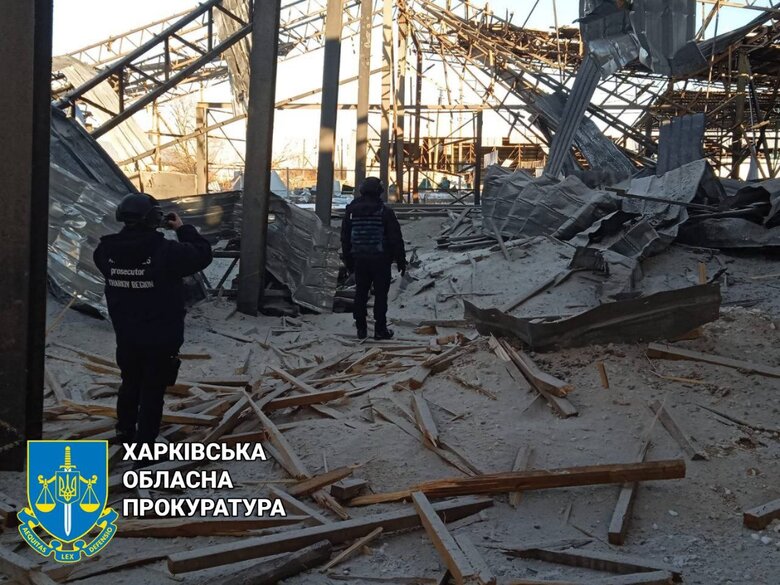 В результате обстрела оккупантами с. Вильховатка на Харьковщине повреждены дома, здания агропредприятия и сельхозтехника 01