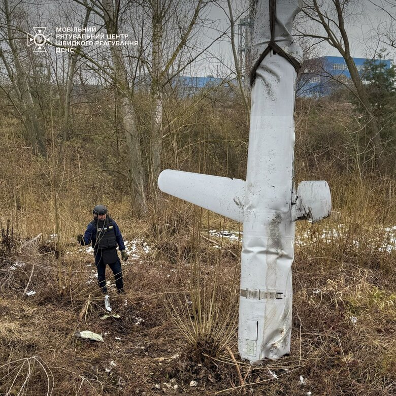 Сапери вилучили залишки російської ракети Х-55, які впали в одному з районів Києва