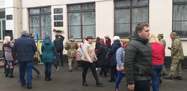 Мемориальные доски погибшим в зоне АТО воинам Сергею Ткачуку, Виктору Войцеховскому и Олегу Бурцу открыли на фасаде школы в Пятихатках на Днепропетровщине 20