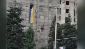 Под гимн Украины в оккупированном Донецке вывесили сине-желтый флаг. ВИДЕО+ФОТОрепортаж