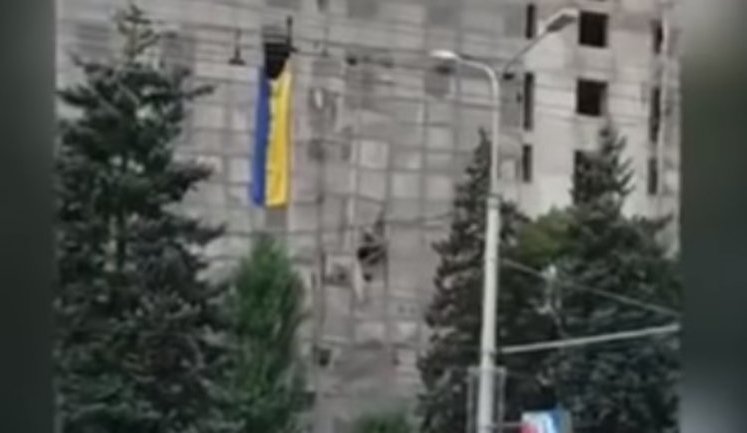 Под гимн Украины в оккупированном Донецке вывесили сине-желтый флаг. ВИДЕО+ФОТОрепортаж