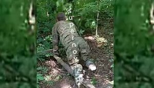 Окупант фільмує свого одноногого поплічника, який навкарачки повзе лісом: "Лиса - п#здец". ВIДЕО